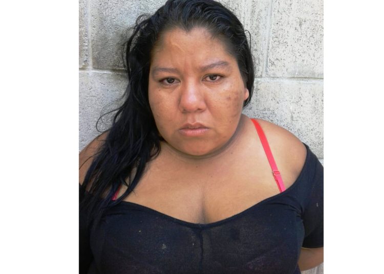 Capturan a mujer que traficaba drogas en la zona del mercado central de San salvador