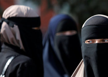 Por llevar velo islámico multan a la primera mujer en Dinamarca