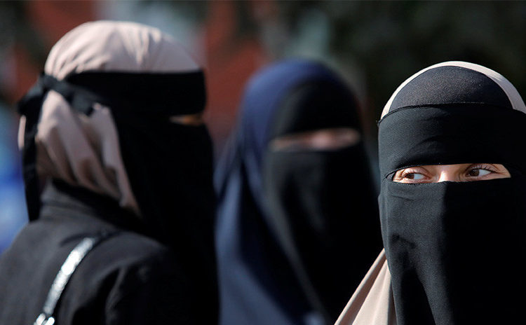 Por llevar velo islámico multan a la primera mujer en Dinamarca