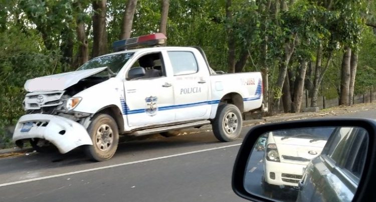 Borracho choca su vehículo con carro patrulla: Tres policías resultan lesionados
