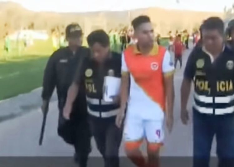 (Video) Futbolista peruano es detenido en pleno partido por usurpación de identidad