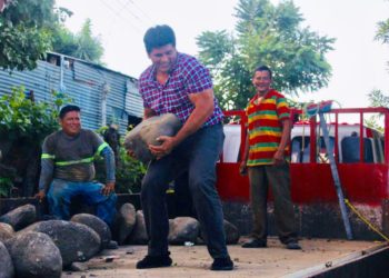 Diputado arenero entrega materiales de construcción a comunidades de San Salvador