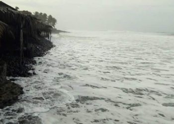 Mareas vivas dañan viviendas y negocios en varias playas del país