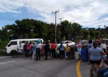 Pobladores de colonia Altavista de San Bartolo bloquean Carretera de Oro para exigir agua