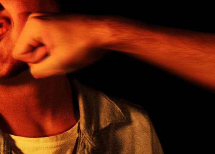 (VIDEO) Novio celoso golpea a un hombre por mirar las nalgas de su pareja… y la decepciona