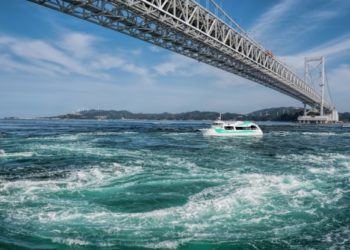 Viaje a los temibles remolinos de agua en Japón