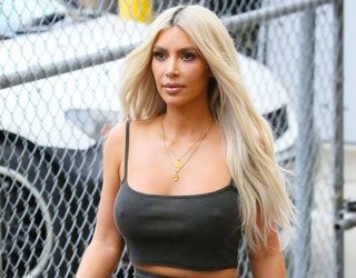Captan a Kim Kardashian con un microbikini en Miami
