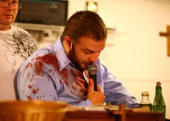 (IMÁGENES FUERTES) Pastor de la «Iglesia de la serpiente» recibe una mordida en pleno sermón