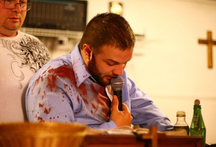 (IMÁGENES FUERTES) Pastor de la «Iglesia de la serpiente» recibe una mordida en pleno sermón