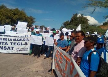 Sindicalistas cierran botadero de basura a alcaldía de Santa Tecla y exigen reinstalo de 154 despedidos