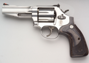 Dos hermanos de 12 y 15 años matan al novio de su madre cuando intentaba estrangularla