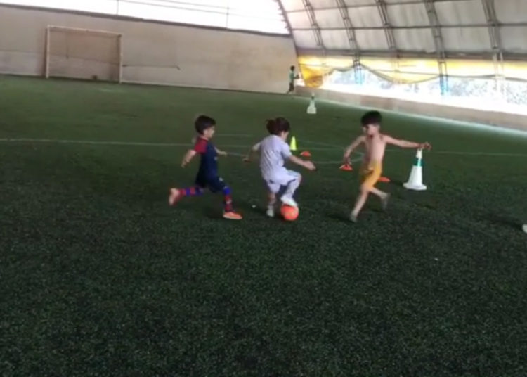 Niño es sometido a dura preparación para ser como Cristiano Ronaldo