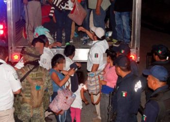 Rescatan a más de 100 centroamericanos que estaban dentro de un camión en México