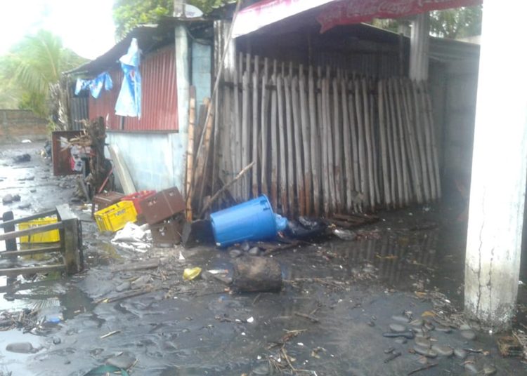 Fuerte oleaje daña negocios del Puerto de La Libertad