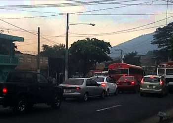 Delincuentes golpean y le roban a un policía en Soyapango