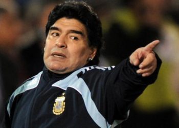 (VIDEO) Maradona se enoja por el constante asedio de los medios y aficionados