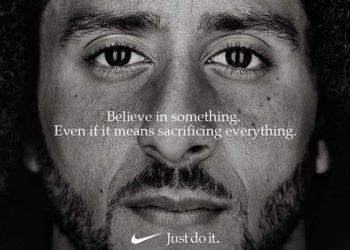 Estadounidenses queman zapatillas Nike, en protesta por su nueva campaña