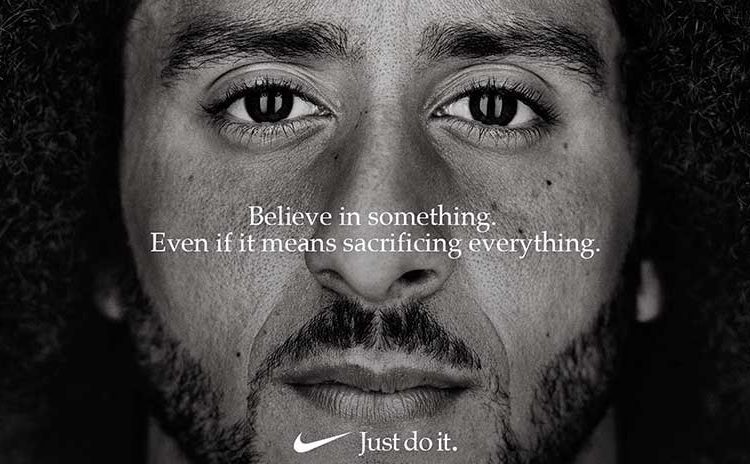 Estadounidenses queman zapatillas Nike, en protesta por su nueva campaña