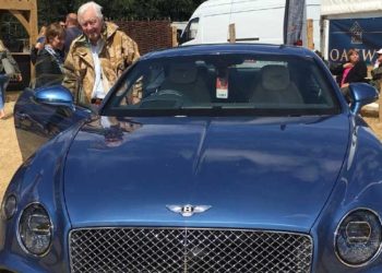 Multimillonario de 72 años busca esposa joven para dejarle sus castillos y libre acceso a su tarjeta