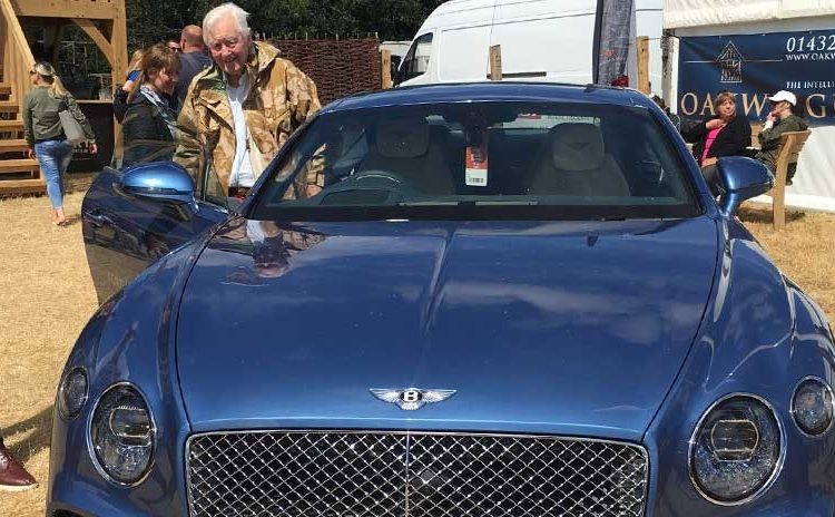 Multimillonario de 72 años busca esposa joven para dejarle sus castillos y libre acceso a su tarjeta