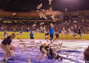 (VIDEO) Un club de fútbol arroja dinero a sus hinchas desde un helicóptero