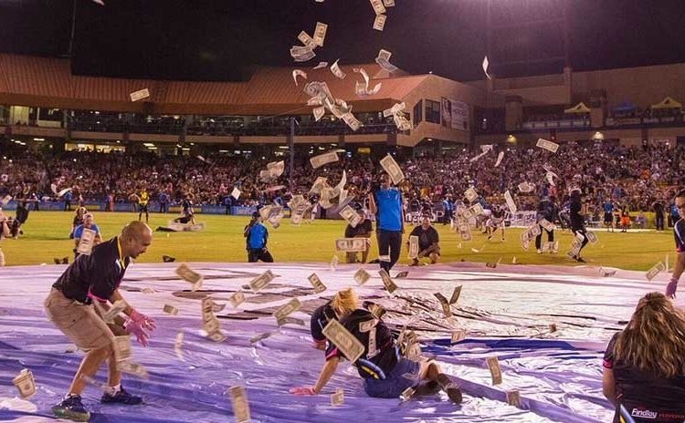 (VIDEO) Un club de fútbol arroja dinero a sus hinchas desde un helicóptero