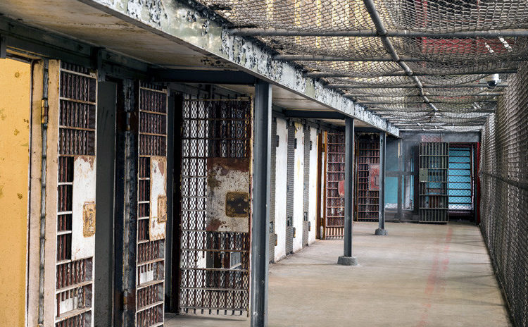 Un violador se declara transgénero para ir a una cárcel de mujeres y abusa allí de cuatro reclusas