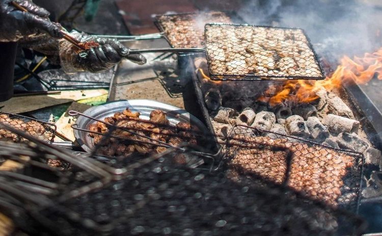 Extraen vivo un gusano de 10 centímetros del cerebro de un amante de la comida poco cocida