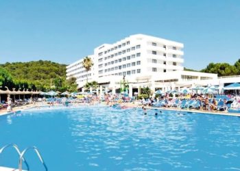 Un turista en España salva a 2 niños de ahogarse y pide compensación porque eso «arruinó» su viaje