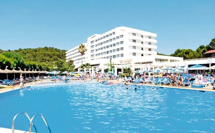 Un turista en España salva a 2 niños de ahogarse y pide compensación porque eso «arruinó» su viaje