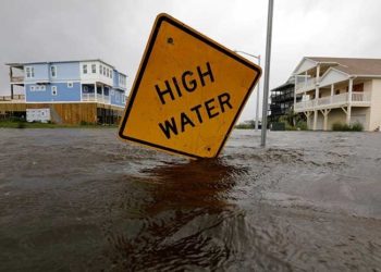 VIDEO: Evacuan un estudio de TV durante transmisión en directo por Florence
