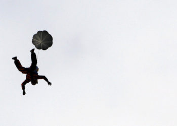 Se rompe las piernas tras saltar en paracaídas desde un edificio de 19 plantas
