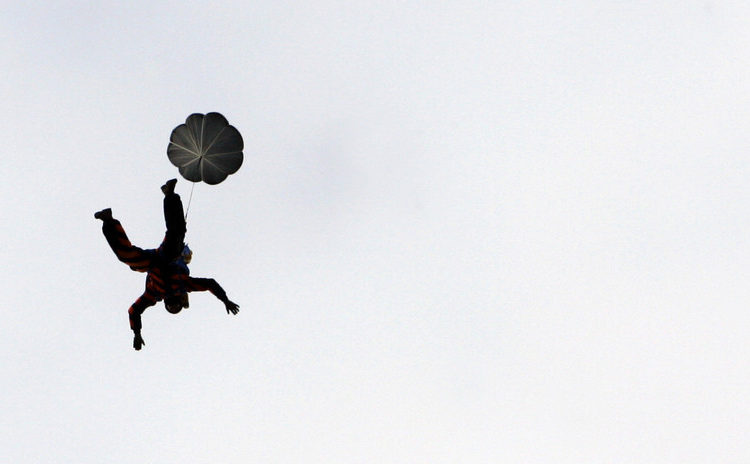 Se rompe las piernas tras saltar en paracaídas desde un edificio de 19 plantas