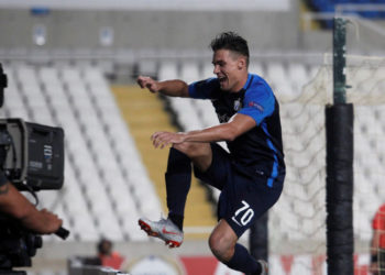 VIDEO: Un futbolista saltó una valla para festejar un gol con los hinchas y cae al vacío