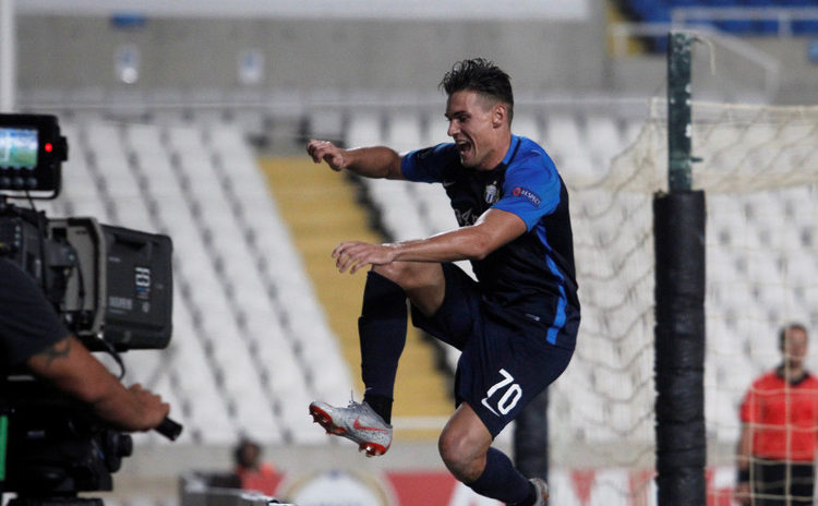 VIDEO: Un futbolista saltó una valla para festejar un gol con los hinchas y cae al vacío