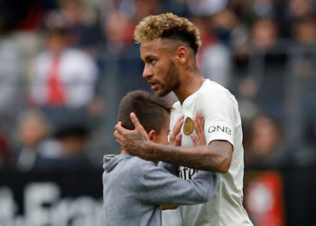 El conmovedor gesto de Neymar hacia el pequeño hincha que se metió a la cancha