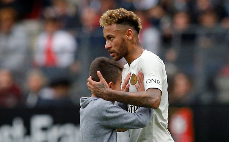 El conmovedor gesto de Neymar hacia el pequeño hincha que se metió a la cancha