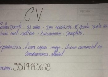 Un joven desempleado hace su currículo a mano por falta de dinero y conmueve a las redes sociales