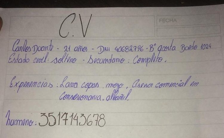 Un joven desempleado hace su currículo a mano por falta de dinero y conmueve a las redes sociales