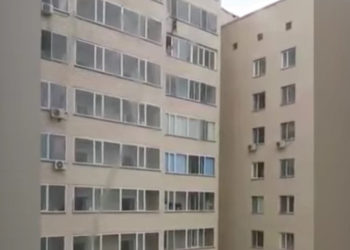 VIDEO: Un niño cae de un décimo piso y es salvado por un vecino