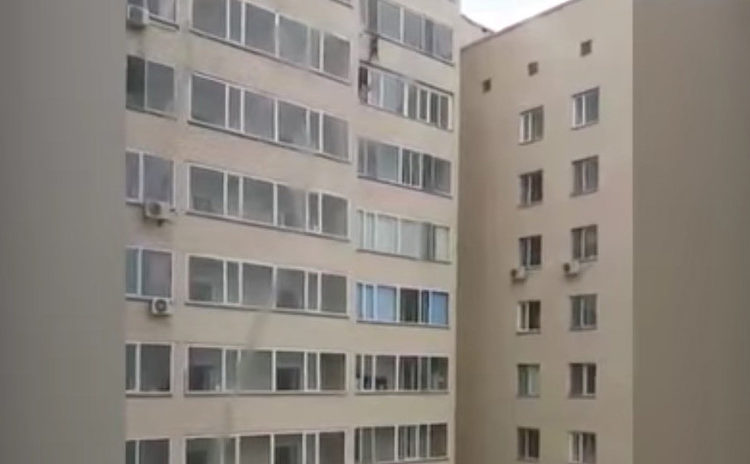 VIDEO: Un niño cae de un décimo piso y es salvado por un vecino