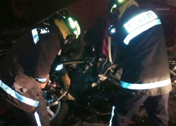 Hombre muere al chocar su auto con un árbol