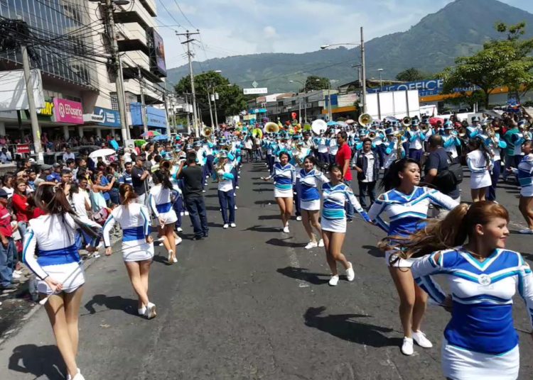 Cachiporristas son reclutadas por tratantes de personas durante actos cívicos, denuncia ONG