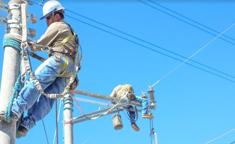 Renuevan cables de electricidad en municipios de Sonsonate