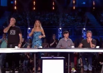 (VIDEO) Participante de «The X Factor» se cae en plena presentación