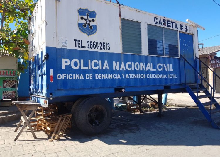 Un policía se ganó la confianza de dos adolescentes, les dio comida y dónde dormir, luego las violó