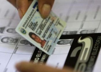 Presidente Sánchez Cerén veta por «inconstitucional» decreto que permitiría votar con DUI vencido en 2019