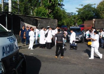 (VIDEO) Sindicalistas cierran hospitales en demanda por incremento salarial