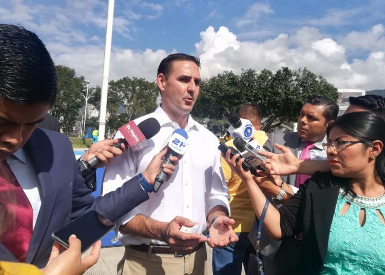 Ernesto Muyshondt afirma que inquilino del mercado Cuscatlán paga alquiler con hamburguesas