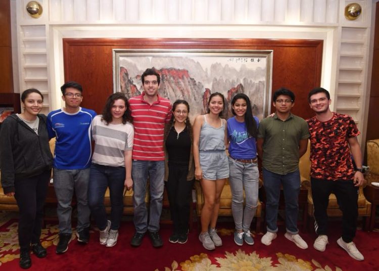 Becarios de El Salvador que estudiaban en Taiwán llegan a Beijing